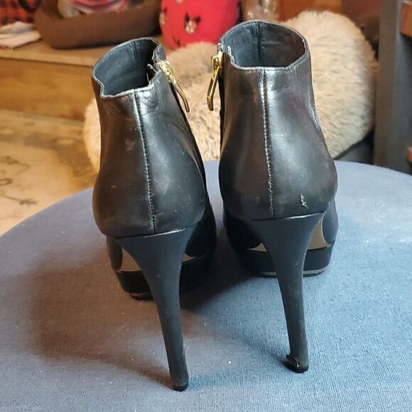 Vince Camuto 9.5 DIRA Black Leather Platform Stiletto Ankle Bootie Gold Trim - Picture 4 of 12